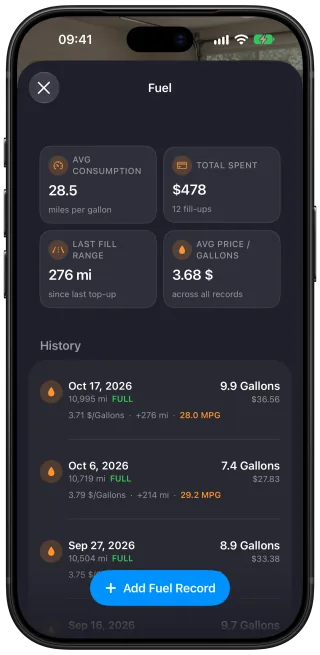 L'écran Carburant de Car Care : consommation moyenne, total dépensé, autonomie du dernier plein et prix moyen, au-dessus de l'historique des pleins avec leur date, leur kilométrage, leur quantité et leur prix.